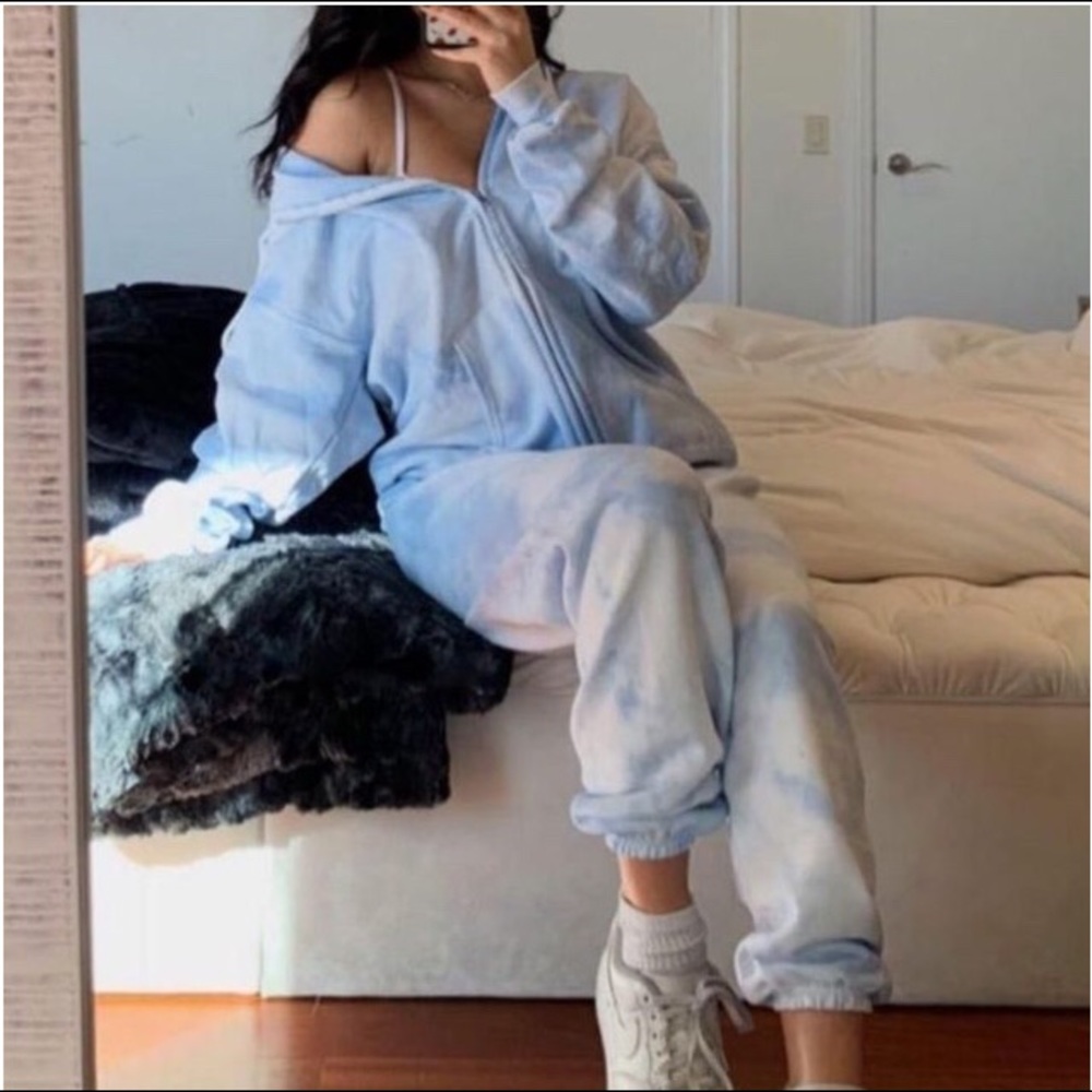 Tie dye sweatsuit 🦋 (sweatshirt and sweatpants)